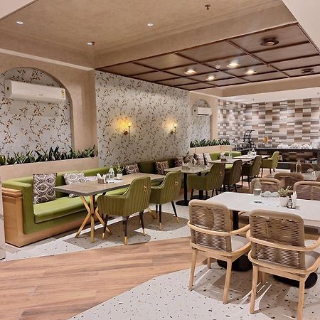 Iva Premium Delhi Airport With Airport Drop Nova Deli Exterior foto