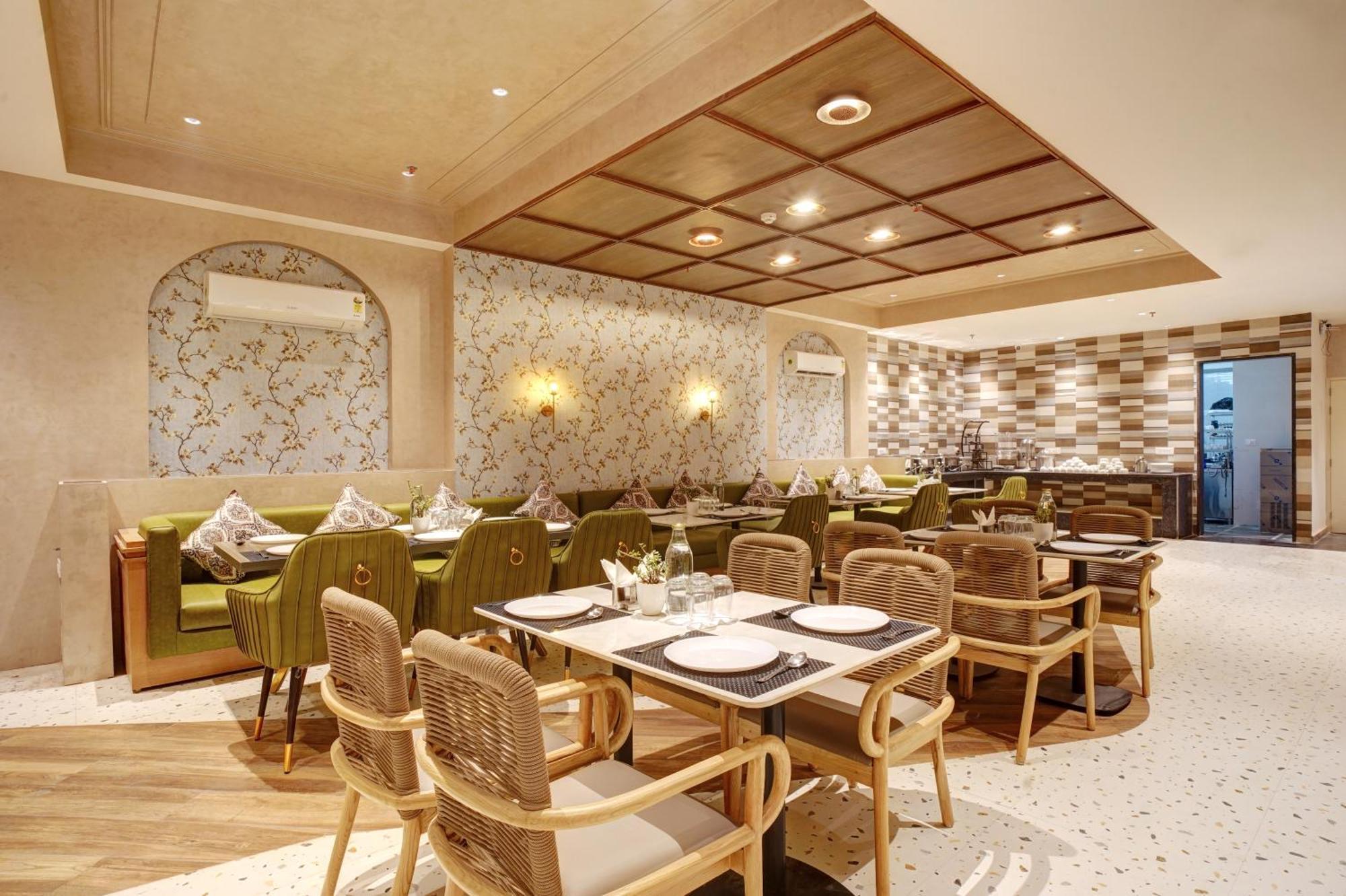 Iva Premium Delhi Airport With Airport Drop Nova Deli Exterior foto