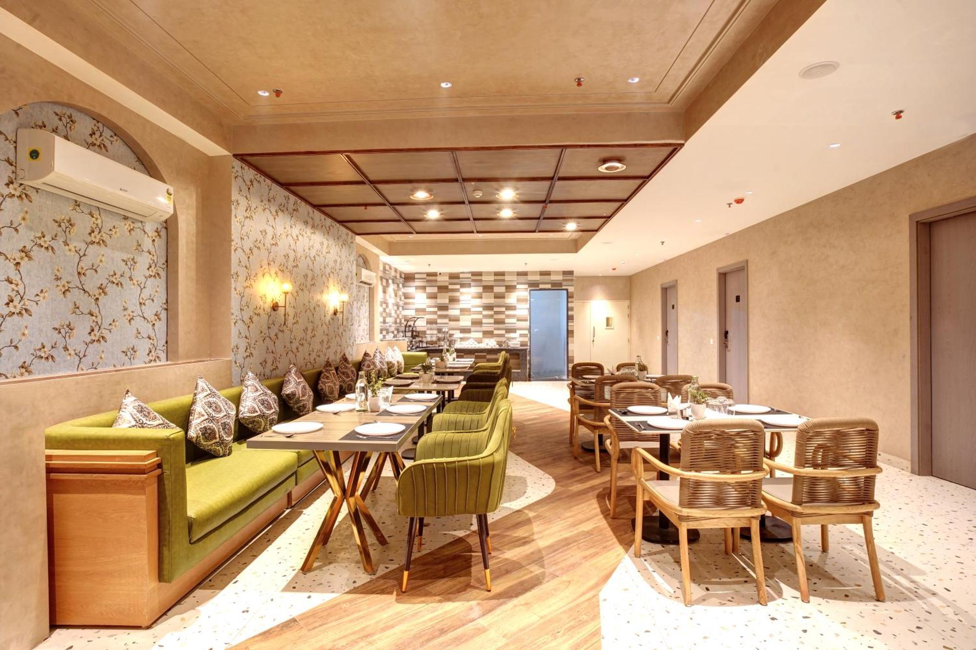 Iva Premium Delhi Airport With Airport Drop Nova Deli Exterior foto