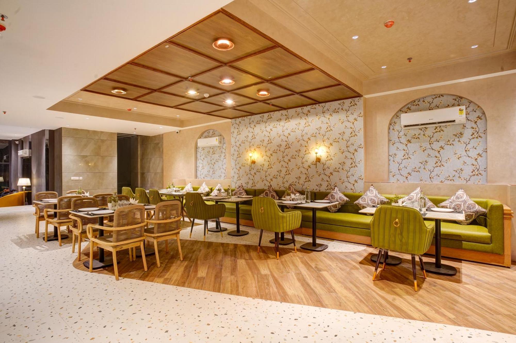 Iva Premium Delhi Airport With Airport Drop Nova Deli Exterior foto