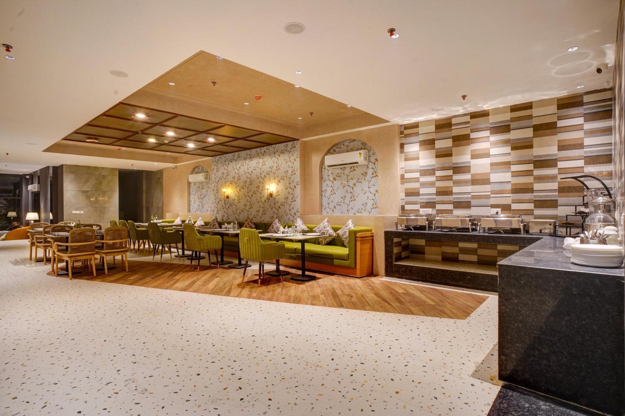 Iva Premium Delhi Airport With Airport Drop Nova Deli Exterior foto