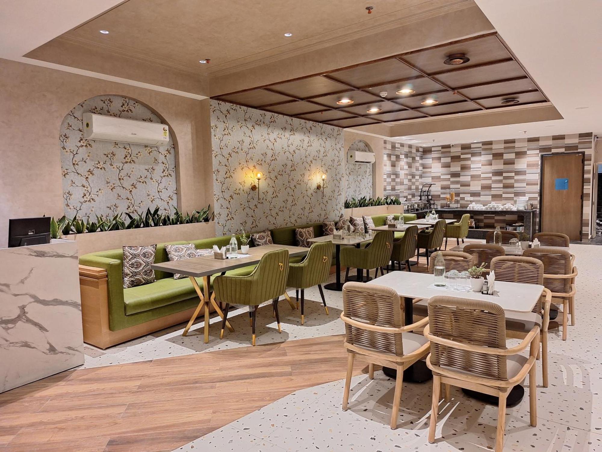 Iva Premium Delhi Airport With Airport Drop Nova Deli Exterior foto